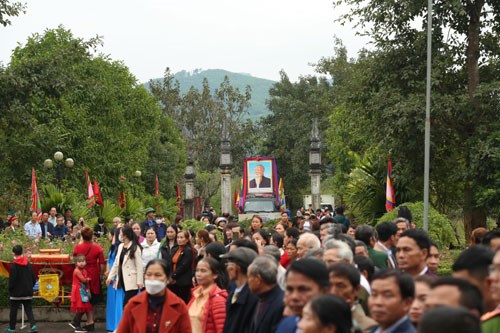 Hàng nghìn người có mặt tại Khu Di tích Nhà thờ Đại Danh y Hải Thượng Lãn Ông Lê Hữu Trác tham gia Lễ hội.