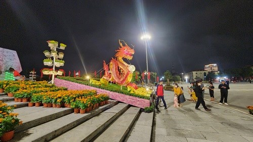 Chủ đề chính của phương án trang trí hoa và đèn led chiếu sáng Tết Nguyên đán Giáp Thìn 2024 tại Quảng trường Hồ Chí Minh là cặp linh vật 