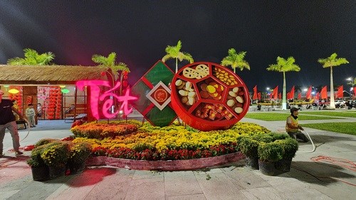 Tại Quảng trường Hồ Chí Minh mô hình bánh chưng cũng được trang trí tại đây, mang tính truyền thống bao đời của ngày tết Nguyên đán.