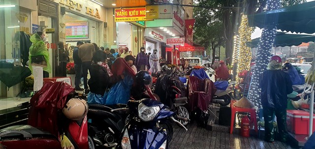 Người d&acirc;n đội mưa đi mua v&agrave;ng