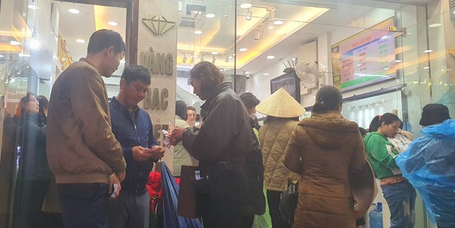 Ngo&agrave;i mua v&agrave;ng ng&agrave;y V&iacute;a Thần T&agrave;i, người d&acirc;n c&ograve;n mua xổ số để mong rằng m&igrave;nh may mắn