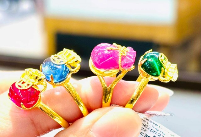 H&#224; Tĩnh: Người d&#226;n đội mưa mua v&#224;ng cầu may ng&#224;y V&#237;a Thần T&#224;i - Ảnh 1