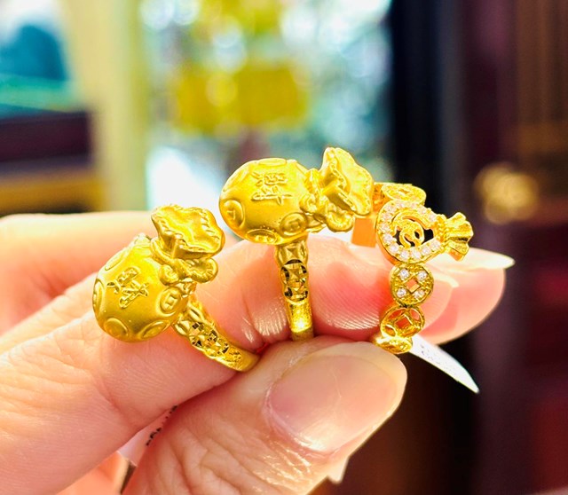 Nhẫn t&uacute;i tiền may mắn ch&aacute;y h&agrave;ng trong ng&agrave;y V&iacute;a Thần T&agrave;i