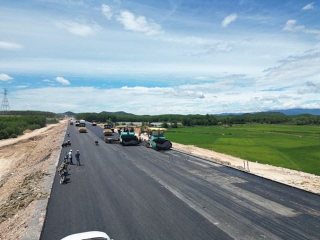 Dự &aacute;n đường bộ cao tốc Vạn Ninh - Cam Lộ đang đẩy nhanh tiến độ
