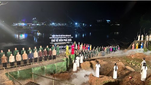 Chương trình sân khấu thực cảnh “trở về bến phà xưa” được tổ chức tại bờ bắc bến phà Xuân Sơn.