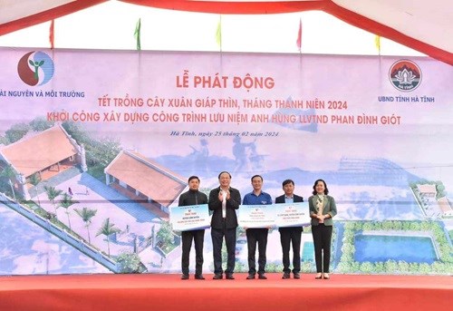 Bộ TN&MT tặng Tỉnh đoàn, huyện Cẩm Xuyên và xã Cẩm Quan 120.000 cây phi lao, 300 cây hoa ban, 1.000 làn nhựa xây dựng “Mô hình chợ dân sinh giảm thiểu rác thải nhựa”.