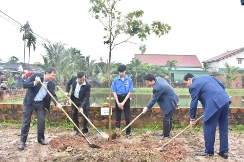 Sau buổi lễ, đại biểu và người dân địa phương đã tham gia trồng cây.