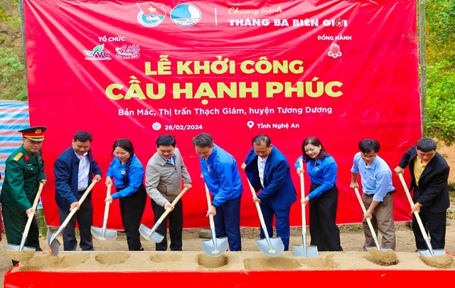 Khởi c&ocirc;ng x&acirc;y "Cầu hạnh ph&uacute;c" tại bản M&aacute;c