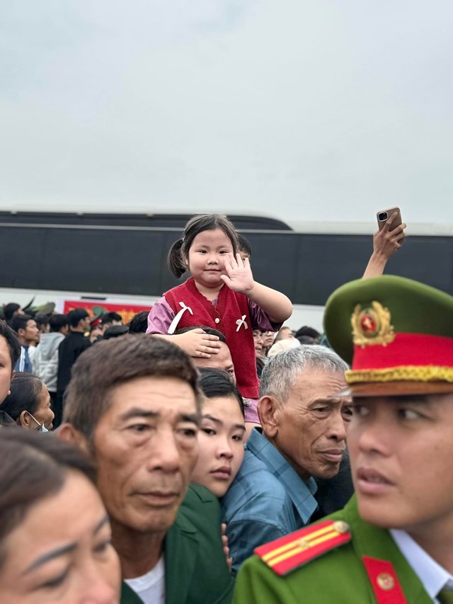 1.690 thanh niên Hà Tĩnh hăng hái lên đường bảo vệ Tổ quốc - Ảnh 1