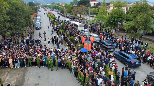 Đ&ocirc;ng đảo nh&acirc;n d&acirc;n v&agrave; người th&acirc;n đến đ&ocirc;ng vi&ecirc;n, chia vui c&ugrave;ng t&acirc;n binh l&ecirc;n đường nhập ngũ.