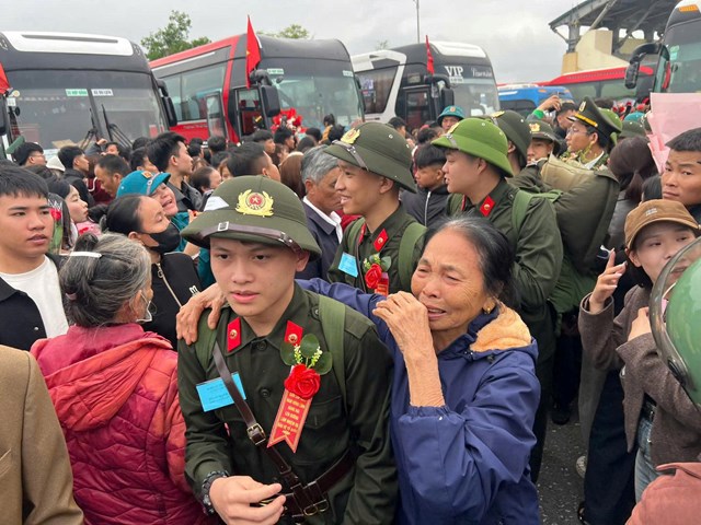 1.690 thanh niên Hà Tĩnh hăng hái lên đường bảo vệ Tổ quốc - Ảnh 2