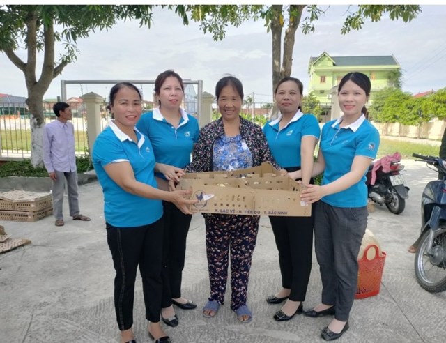 Biến r&aacute;c th&agrave;nh con giống, Hội Phụ nữ huyện Hưng Nguy&ecirc;n đ&atilde; tặng con giống cho c&aacute;c gia đ&igrave;nh tr&ecirc;n địa b&agrave;n