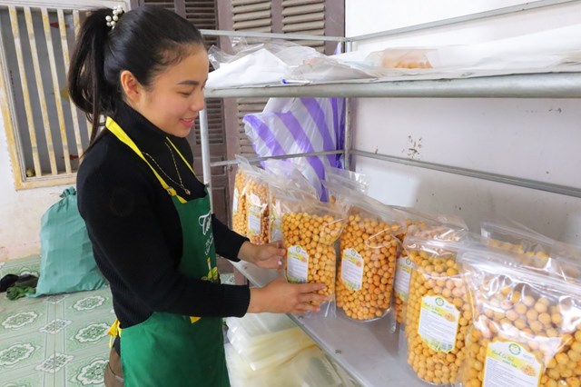 Chị Hồ Thị Hồng Ngọc với sản phẩm b&aacute;nh c&agrave; đạt sản phẩm ocop 3 sao.