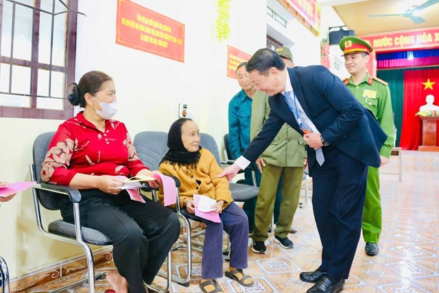 Chủ tịch UBND tỉnh Phan Thi&ecirc;n Định thăm, động vi&ecirc;n cử tri tại khu vực bỏ phiếu ở X&atilde; Thạch H&agrave;.