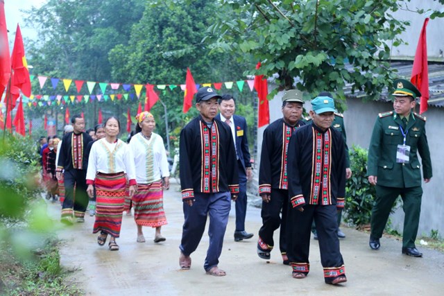 Người d&acirc;n v&ugrave;ng n&uacute;i H&agrave; Tĩnh phấn khởi tham gia ng&agrave;y hội bầu cử.