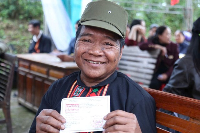 Cử tri phấn khởi cầm tr&ecirc;n tay l&aacute; phiếu, thực hiện quyền v&agrave; nghĩa vụ c&ocirc;ng d&acirc;n trong ng&agrave;y bầu cử.