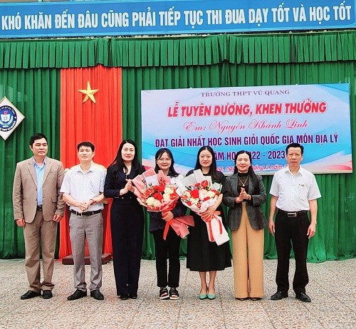 Kh&aacute;nh Linh được UBND huyện Vũ Quang v&agrave; nh&agrave; trường tuy&ecirc;n dương, tặng bằng khen khi đạt giải Nhất học sinh giỏi Quốc gia.