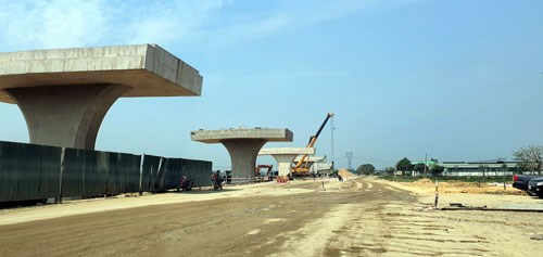 Đơn vị thi công đang tiến hành xây dựng dự án cao tốc Bắc - Nam đoạn qua địa bàn Đức Thọ.