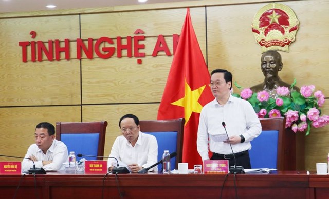 &Ocirc;ng Nguyễn Đức Trung- Chủ tịch UBND tỉnh Nghệ An ph&aacute;t biểu tại cuộc họp