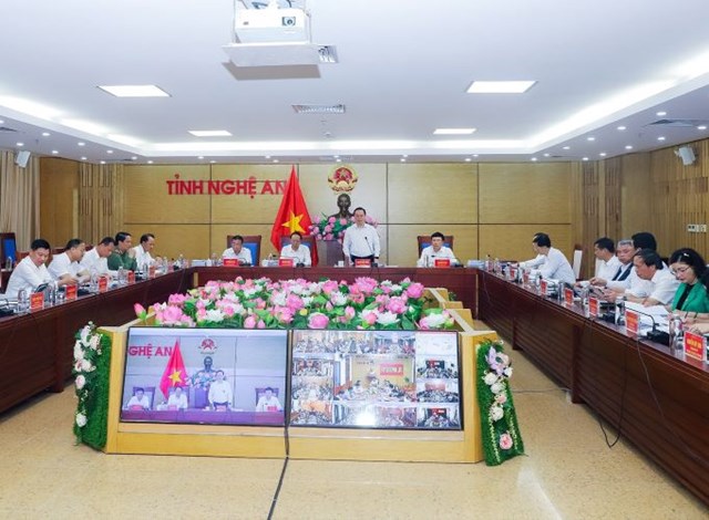 To&agrave;n cảnh cuộc họp thường kỳ của UBND tỉnh Nghệ An