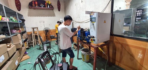 Công nhân làm tại xưởng anh Phong.