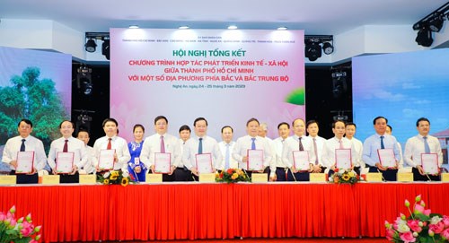Lễ ký kết hợp tác giữa TP. HCM với một số địa phương phía Bắc và Bắc Trung Bộ. Ảnh: Báo Nghệ An
