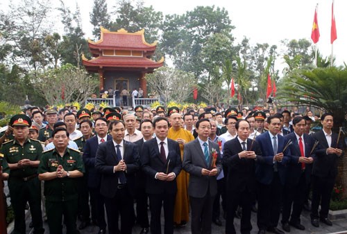 Lãnh đạo Đảng, Nhà nước, lãnh đạo tỉnh Hà Tĩnh, thành phố Hải Phòng dâng hương tại buổi lễ.