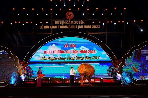  Ông Hà Văn Bình – Phó Bí thư Huyện ủy, Chủ tịch UBND huyện Cẩm Xuyên đánh trống khai trương Du lịch Cẩm Xuyên năm 2023.