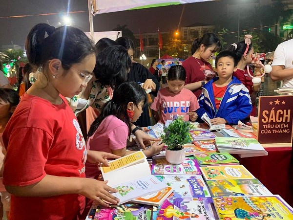 Đông đảo các bạn nhỏ, phụ huynh, giáo viên, học sinh trên địa bàn TP Hà Tĩnh tham dự khai mạc.