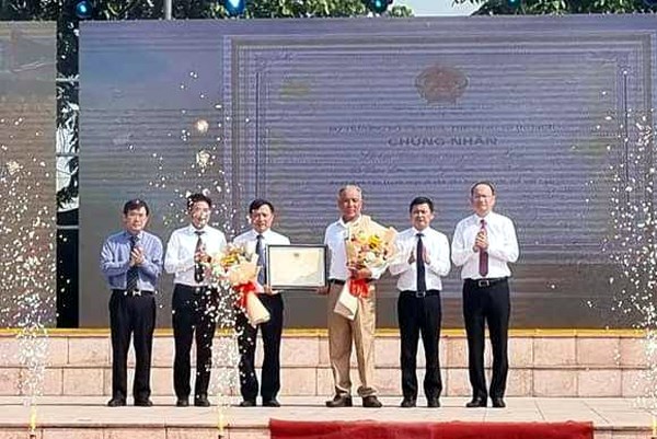Đón bằng công nhận Lễ hội Cầu Ngư làng Cam Lâm là Di sản văn hóa phi vật thể quốc gia.
