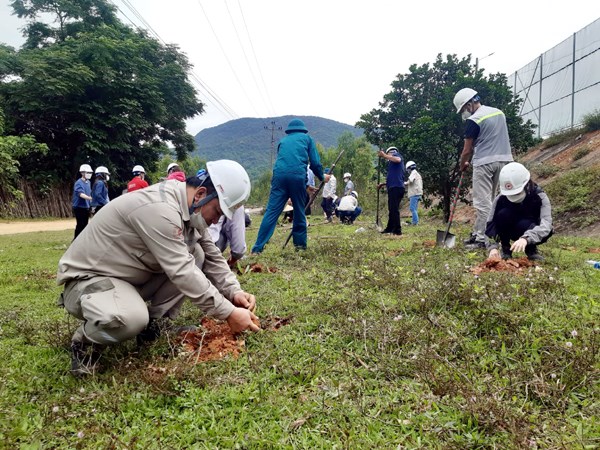 L&atilde;nh đạo, CBCNV c&ugrave;ng ch&iacute;nh quyền địa phương v&agrave; người d&acirc;n t&iacute;ch cực tham gia trồng c&acirc;y &ldquo;v&igrave; một Việt Nam xanh&rdquo;