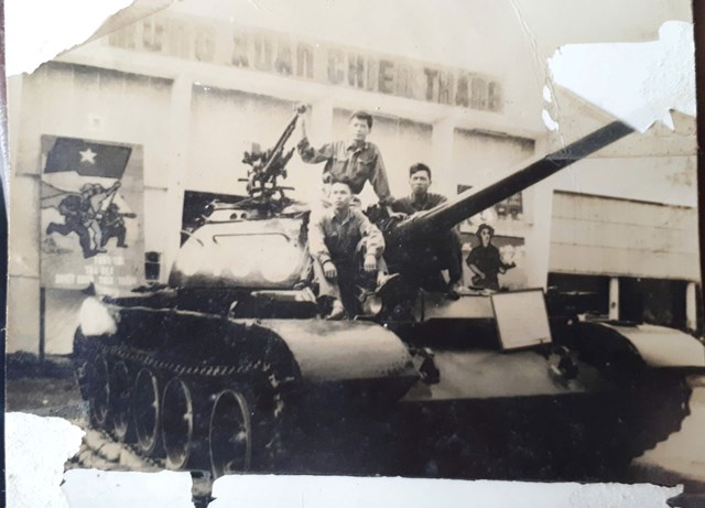 &Ocirc;ng Hoan (ph&iacute;a trước b&ecirc;n tr&aacute;i) v&agrave; đồng đội sau ng&agrave;y chiến thắng lịch sử m&ugrave;a Xu&acirc;n năm 1975. (Ảnh: NVCC)