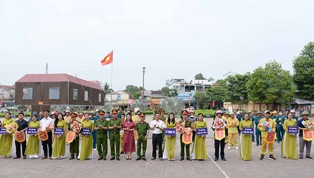 Ban tổ chức tặng cờ lưu niệm cho c&aacute;c đội thi tại huyện Can Lộc.
