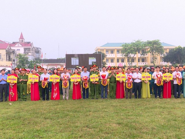 Ban tổ chức tặng cờ lưu niệm cho c&aacute;c đội thi tại huyện Đức Thọ.