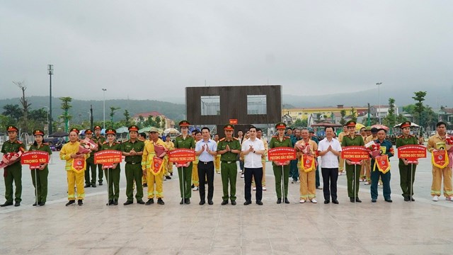 Ban tổ chức tặng cờ lưu niệm cho c&aacute;c đội thi tại thị x&atilde; Hồng Lĩnh.