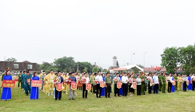 Ban tổ chức tặng cờ lưu niệm cho c&aacute;c đội thi tại huyện Kỳ Anh.