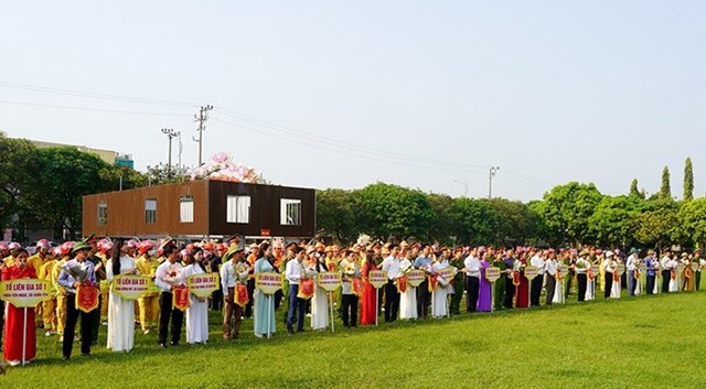 Ban tổ chức tặng cờ lưu niệm cho c&aacute;c đội thi tại huyện Nghi Xu&acirc;n.