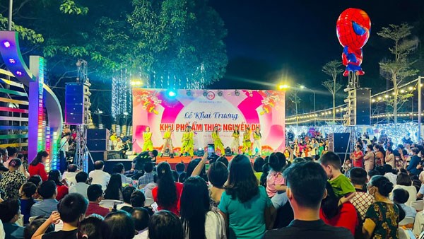 Lễ khai trương Khu phố ẩm thực Nguyễn Du diễn ra với nhiều hoạt động nổi bật như: biểu diễn nghệ thuật, nhảy dân vũ với sự tham gia của 200 người...
