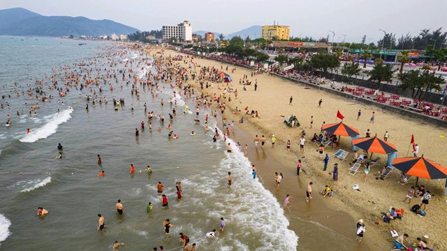 Đ&ocirc;ng đảo du kh&aacute;ch về tham quan, nghỉ dưỡng tại Khu du lịch Biển Thi&ecirc;n Cầm trong dịp nghỉ lễ Giỗ Tổ H&ugrave;ng Vương 2026.