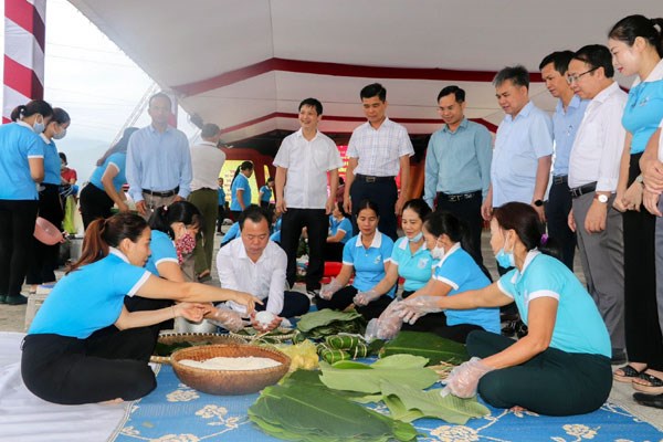 Hội thi gói, nấu bánh chưng, bánh dày dâng Quốc Tổ.