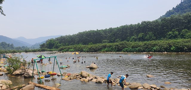 Theo&nbsp; Đ&agrave;i Kh&iacute; tượng thủy văn H&agrave; Tĩnh dự b&aacute;o H&agrave; Tĩnh tiếp tục duy tr&igrave; nắng n&oacute;ng đặc biệt gay gắt tr&ecirc;n địa b&agrave;n tỉnh. Nhiệt độ cao nhất ng&agrave;y 30/4 phổ biến 40 - 42&deg;C, c&oacute; nơi tr&ecirc;n 42&deg;C; độ ẩm thấp nhất 30 - 35%