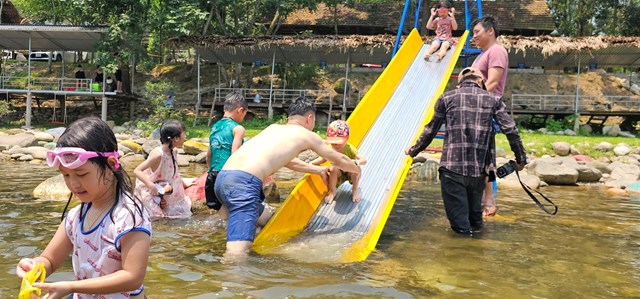 Nhiều du kh&aacute;ch k&eacute;o nhau l&ecirc;n đội 9, một khu suối tự nhi&ecirc;n ở x&atilde; Sơn Kim 1, huyện Hương Sơn, H&agrave; Tĩnh để tham quan, ngắm cảnh cũng như ng&acirc;m m&igrave;nh v&agrave;o d&ograve;ng nước m&aacute;t lạnh để giảm bớt c&aacute;i n&oacute;ng