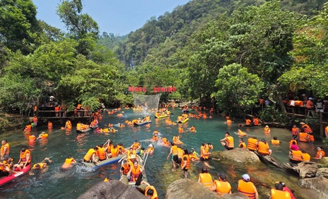 C&aacute;c điểm du lịch Phong Nha - Kẻ B&agrave;ng (Quảng B&igrave;nh) đ&ocirc;ng k&iacute;n người dịp lễ.