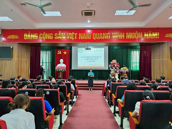 Cán bộ Trung tâm Dịch vụ việc làm Hà Tĩnh thông tin đến các em học sinh.