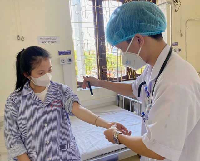 H&igrave;nh ảnh bệnh nh&acirc;n được c&aacute;c b&aacute;c sỹ thăm kh&aacute;m, điều trị kịp thời