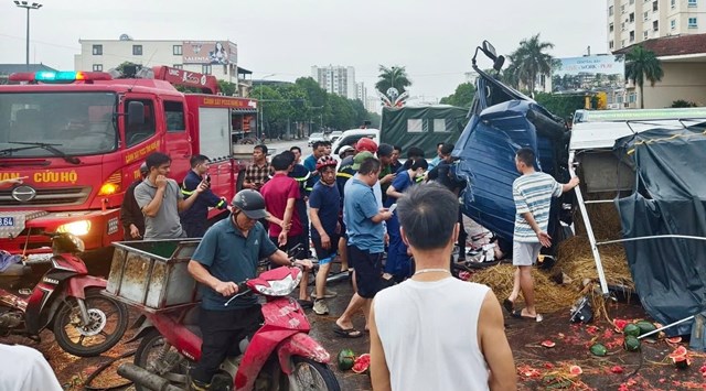 Xe chở dưa hấu gặp tai nạn tại ng&atilde; tư giao nhau giữa đường 72m v&agrave; đường 32m, TP Vinh (Nghệ An).