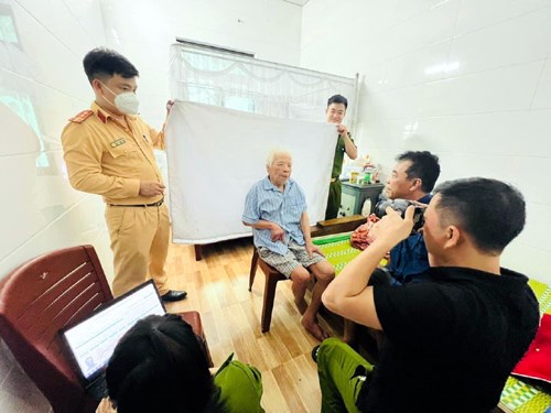 Công an tỉnh Hà Tĩnh luôn tập trung tuyên truyền đến người dân về chủ trương cấp CCCD gắn chip. Nguồn: CATP HT.