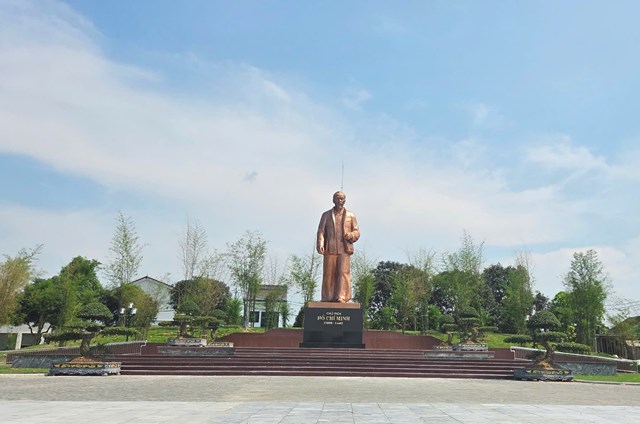 Tượng đ&agrave;i "B&aacute;c Hồ về thăm qu&ecirc;" do Bộ C&ocirc;ng an phối hợp với tỉnh Nghệ An x&acirc;y dựng