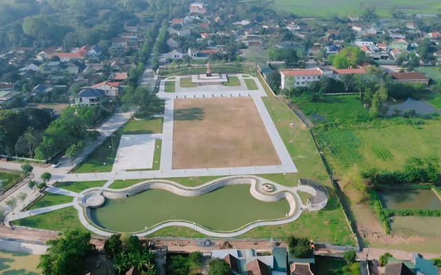 Tượng đ&agrave;i "B&aacute;c Hồ về thăm qu&ecirc;"&nbsp; được đặt tại ch&iacute;nh s&acirc;n vận động L&agrave;ng Sen