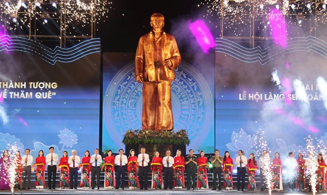 L&atilde;nh đạo Đảng,Nh&agrave; nước ,l&atilde;nh đạo Bộ C&ocirc;ng an v&agrave; tinh Nghệ An cắt băng kh&aacute;nh th&agrave;nh tượng &ldquo;B&aacute;c Hồ về thăm qu&ecirc;&rdquo;.